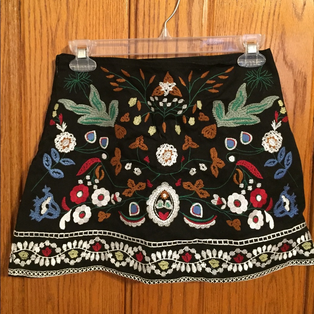 Embroidered mini skirt